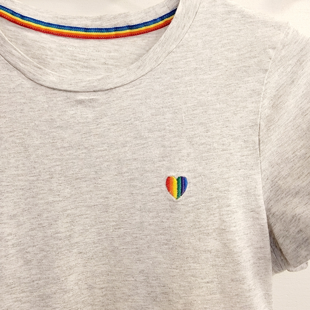 Banana Republic Pride Heart Logo Tee Shirt Gray Sz XS